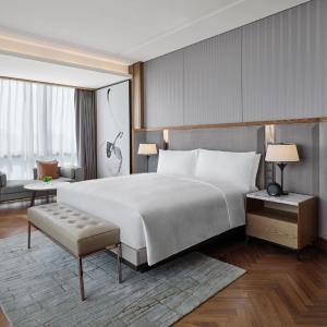 Executive King Suite with City View - Club Lounge Access