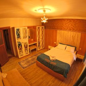 One-Bedroom Apartment with Lake View-Private Balcony