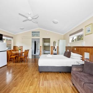 Deluxe Cabin - Sleeps 4 - Accessible