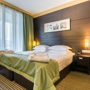 Studio with Queen Bed and Balcony