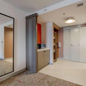 King Room with Bath Tub - Mobility Access