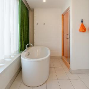 Deluxe King Room 320