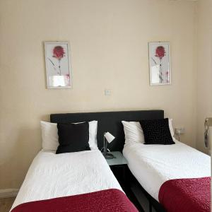 Twin Room with Private Bathroom