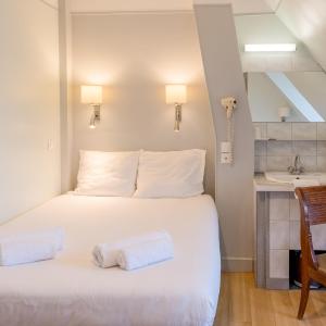 Double Room with private Toilet (shared shower on the floor)