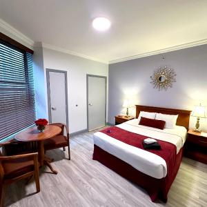 One Queen Bed Room, Accessible