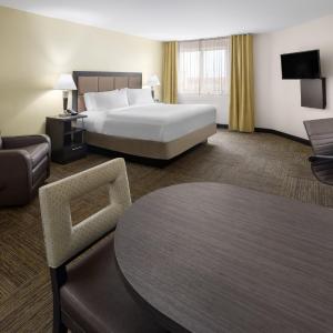 Queen Studio Suite - Mobility Access Tub/Non-Smoking