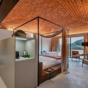King Suite with Pool View