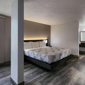 1 King Bed | Suite, Non-Smoking
