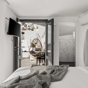 Studio with Outdoor Jetted Tub and Caldera View
