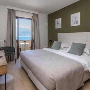 Double or Twin Room with Lake View