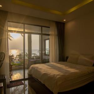 Deluxe Triple Room with Sea View