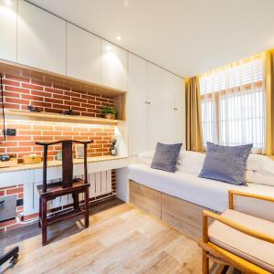 Deluxe Suite with Yard-view