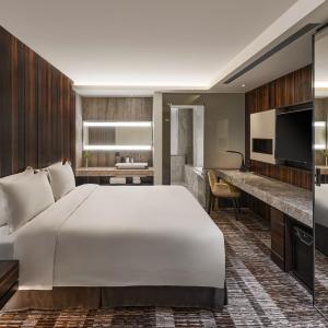 Deluxe King Room with Tub