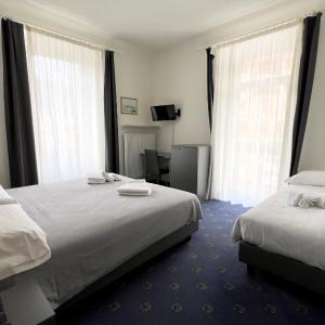 King Room with Roll-In Shower - Disability Access