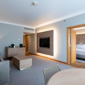 One-Bedroom Junior King Suite with Garden View