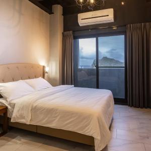 Deluxe Double Room with Side Sea View