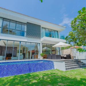 Villa with Garden View
