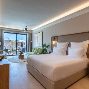 King Tropical Open Plan Suite with Shared Pool