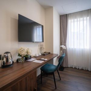 Queen Room - Limited view