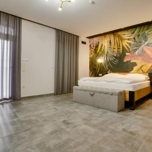 King Room with Roll-In Shower - Disability Access