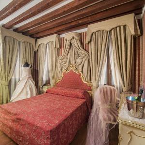 Deluxe Double Room with Canal View