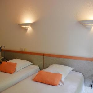 Twin Room - Street Side