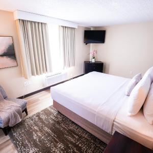 King Suite with Pool View - Non-Smoking
