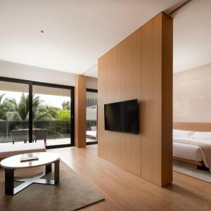 Garden View Suite,1 King, Balcony