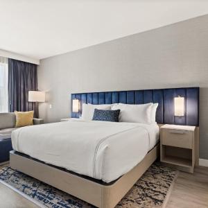 Premium King Room with Transfer Shower - Mobility Accessible