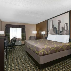 King Room with Bath Tub - Mobility Accessible/Non-Smoking