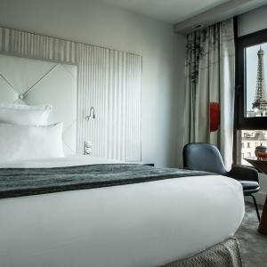 Junior Suite with Eiffel Tower View
