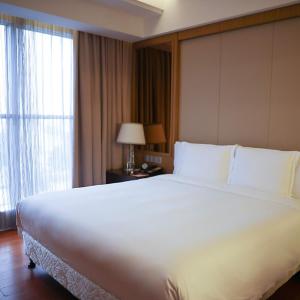 One-Bedroom Suite with Golf View