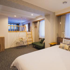 Mezzanine Swing Room