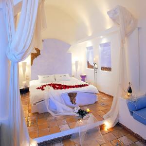 Astarte Suite with indoor Spa Bath, Private Infinity Pool and Caldera View