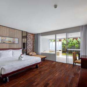Grand Deluxe King Room with Spa Bath