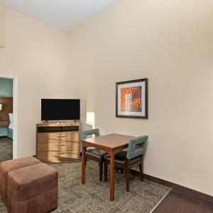 Two-Bedroom Suite with Bath Tub - Disability Access/Non-Smoking