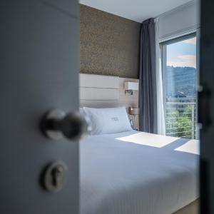 Standard Double Room with Lateral Lake View 