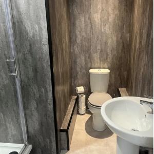 One Bed Upper Apartment with Balcony & Loch View (Not Pet Friendly/No Hot Tub) Raven