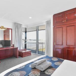 Queen Suite with Spa Bath and Ocean View
