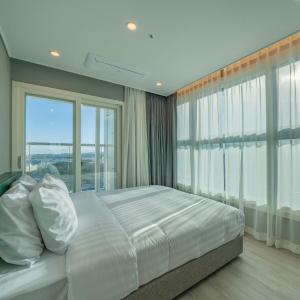Three Room Penthouse - No View/Lower Floor