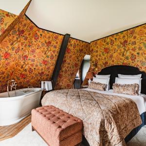 L’ABBAYE – LA SINGULIERE ROOM, 1 King bed, estate view, attic room