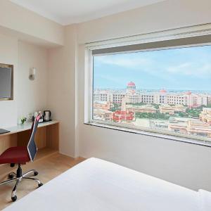 Queen Suite with City View - High Floor with 20% off on food and beverages | 1 draught beer on arrival