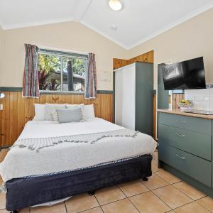 Cabin with Shared Bathroom - Islander (6 person)