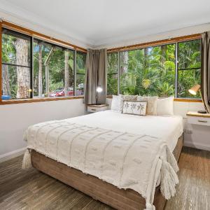 Motel Family Room - 1 Queen + 1 Bunk (4 person)
