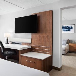 1 Bedroom Suite, 1 King, Sofa bed