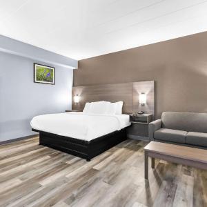 King Room with Love Seat - Non Smoking