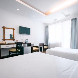 Deluxe Triple Room with City View