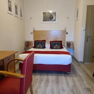 Small Double Room - Jules Verne