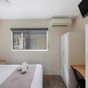 Basic Cabin - Sleeps 3 - Dog Friendly