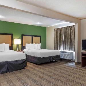 Deluxe Studio with Two Queen Beds - Non-Smoking